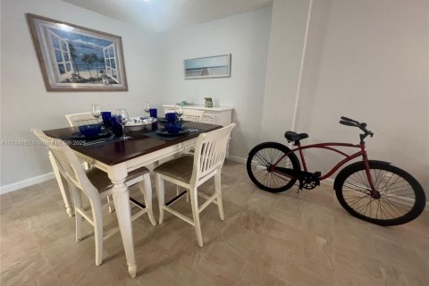 Condo in Palm Beach Shores, Florida, 1 bedroom  № 2021106 - photo 9