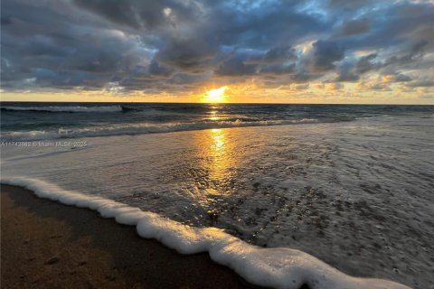 Condo in Palm Beach Shores, Florida, 1 bedroom  № 2021106 - photo 5