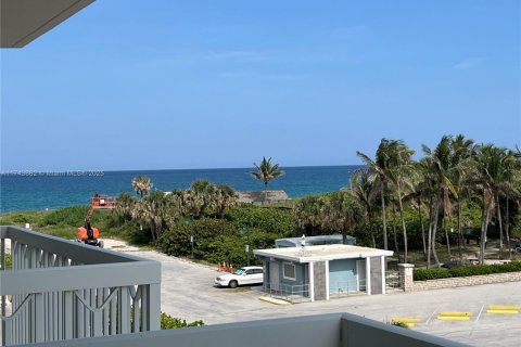 Condo in Palm Beach Shores, Florida, 1 bedroom  № 2021106 - photo 27