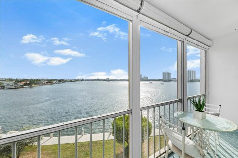 Copropriété à louer à Aventura, Floride: 1 chambre, 71.35 m2 № 1946827 - photo 1