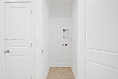 House in Miami, Florida 4 bedrooms № 1695646 - photo 12