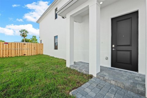 House in Miami, Florida 4 bedrooms № 1695646 - photo 3