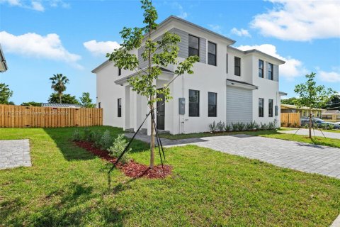 House in Miami, Florida 4 bedrooms № 1695646 - photo 1