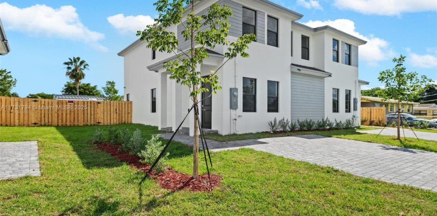 House in Miami, Florida 4 bedrooms № 1695646