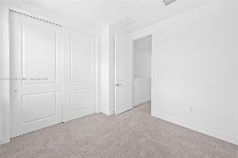 House in Miami, Florida 4 bedrooms № 1695646 - photo 19
