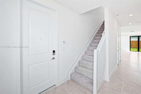 House in Miami, Florida 4 bedrooms № 1695646 - photo 4