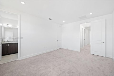 House in Miami, Florida 4 bedrooms № 1695646 - photo 16