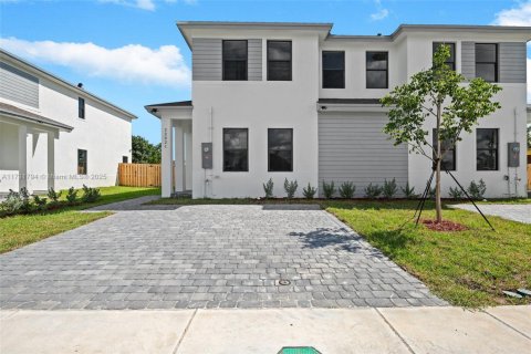 House in Miami, Florida 4 bedrooms № 1695646 - photo 2