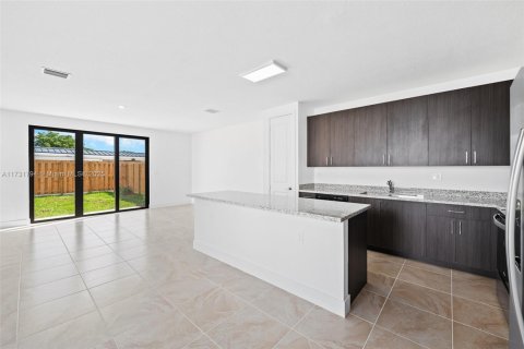 House in Miami, Florida 4 bedrooms № 1695646 - photo 10