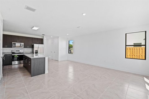 House in Miami, Florida 4 bedrooms № 1695646 - photo 8