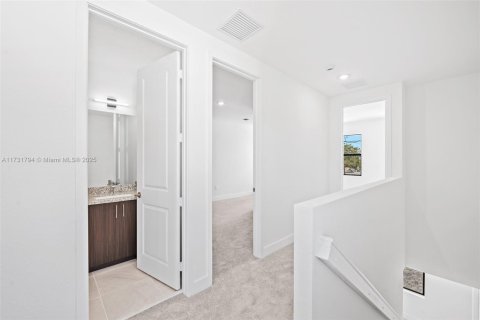 House in Miami, Florida 4 bedrooms № 1695646 - photo 14