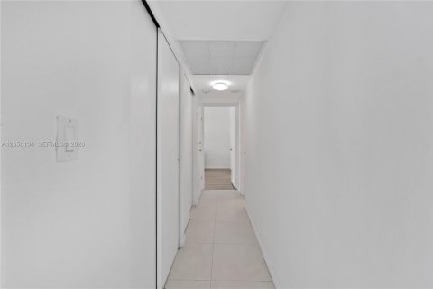 Copropriété à louer à Bal Harbour, Floride: 2 chambres, 98.1 m2 № 2252136 - photo 18