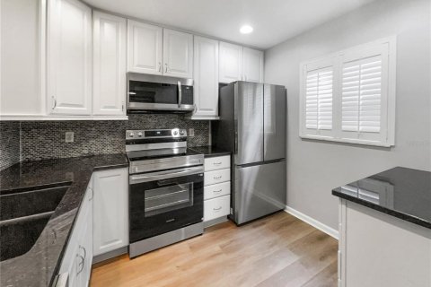 Townhouse in Tampa, Florida 2 bedrooms, 132.29 sq.m. № 1871012 - photo 12