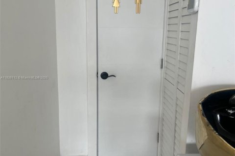 Propiedad comercial en venta en Miami, Florida № 1943217 - foto 5