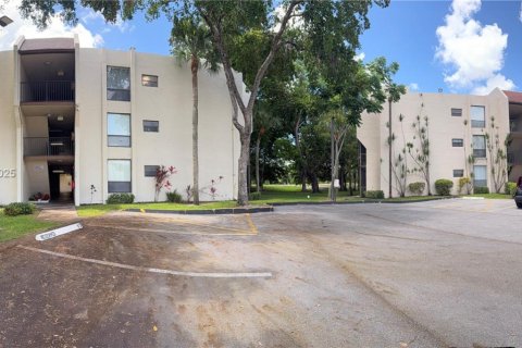 Copropriété à louer à Tamarac, Floride: 2 chambres, 80.36 m2 № 1791083 - photo 1