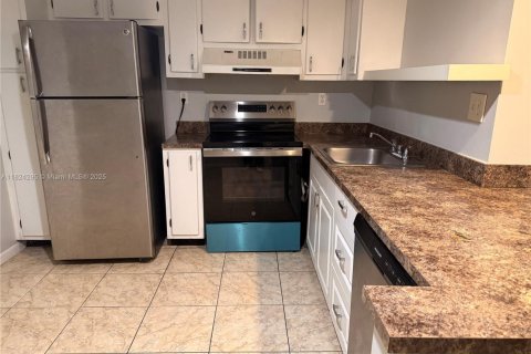 Copropriété à louer à Tamarac, Floride: 2 chambres, 80.36 m2 № 1791083 - photo 2