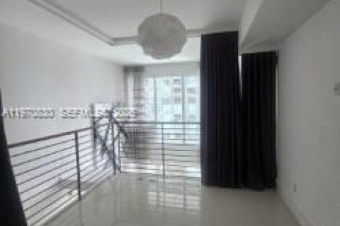 Condo in Miami, Florida, 1 bedroom  № 2031469 - photo 1