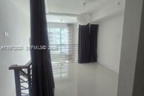 Condo in Miami, Florida, 1 bedroom  № 2031469 - photo 2