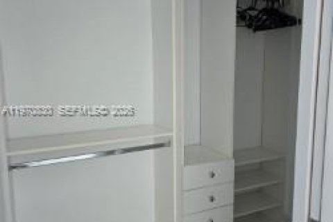 Condo in Miami, Florida, 1 bedroom  № 2031469 - photo 4