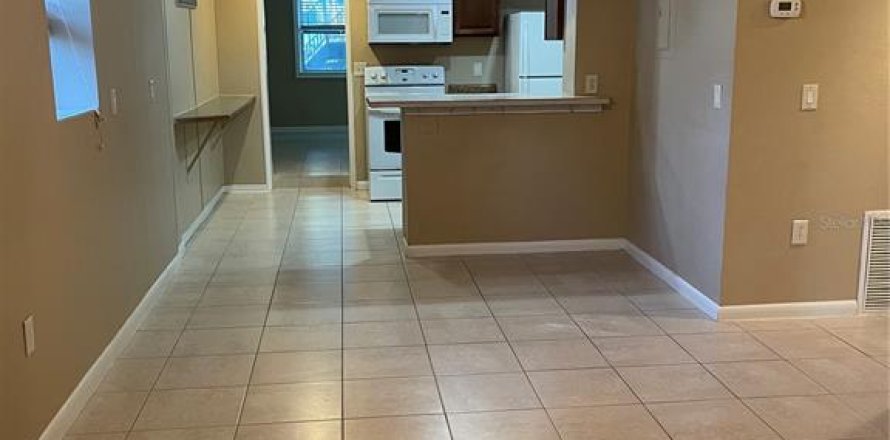 Propiedad comercial en Eustis, Florida 5 dormitorios, 230.12 m2 № 2198144