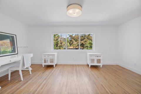 House in Coral Gables, Florida 4 bedrooms, 187.01 sq.m. № 2007819 - photo 30