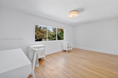 House in Coral Gables, Florida 4 bedrooms, 187.01 sq.m. № 2007819 - photo 29