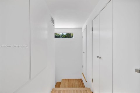 House in Coral Gables, Florida 4 bedrooms, 187.01 sq.m. № 2007819 - photo 27