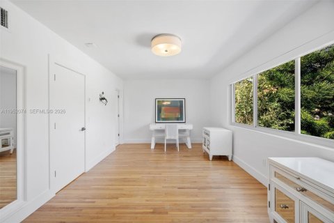 House in Coral Gables, Florida 4 bedrooms, 187.01 sq.m. № 2007819 - photo 28