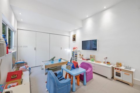 House in Coral Gables, Florida 4 bedrooms, 187.01 sq.m. № 2007819 - photo 26