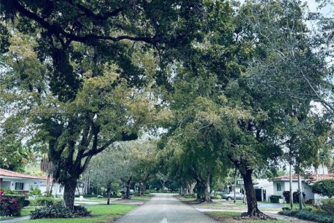 Casa en alquiler en Coral Gables, Florida, 4 dormitorios, 187.01 m2 № 2007819 - foto 2