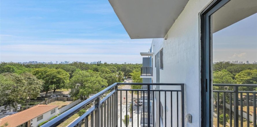 Apartment in North Miami, Florida 2 bedrooms, 83.7 sq.m. № 1927380
