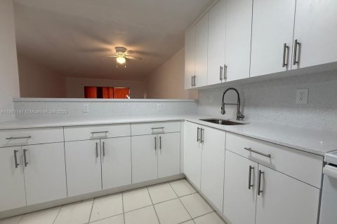 Copropriété à louer à Miami, Floride: 2 chambres, 85.47 m2 № 1952321 - photo 3