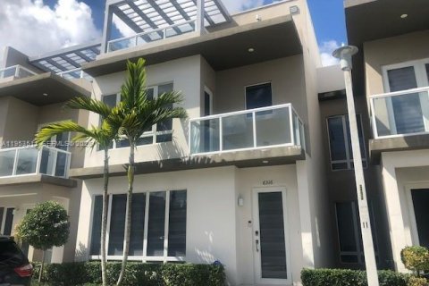 Adosado en LANDMARK en Miami, Florida 3 dormitorios, 241.45 m2 № 2007888