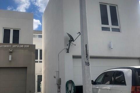 Adosado en alquiler en Miami, Florida, 3 dormitorios, 241.45 m2 № 2007888 - foto 2