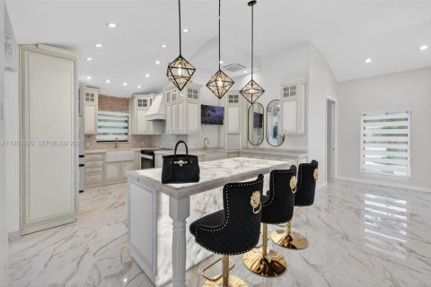 House in Biscayne Park, Florida 4 bedrooms, 346.25 sq.m. № 2059063 - photo 15