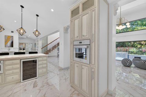 House in Biscayne Park, Florida 4 bedrooms, 346.25 sq.m. № 2059063 - photo 24