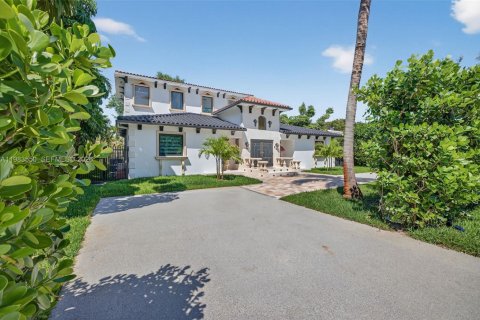 House in Biscayne Park, Florida 4 bedrooms, 346.25 sq.m. № 2059063 - photo 5