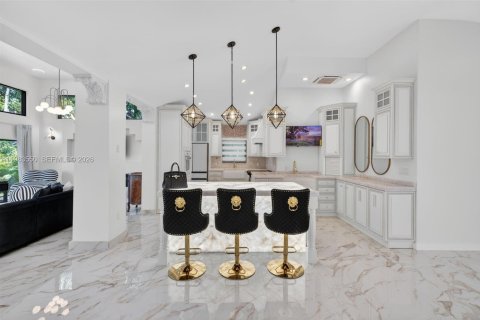 House in Biscayne Park, Florida 4 bedrooms, 346.25 sq.m. № 2059063 - photo 14