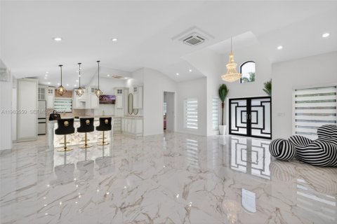 House in Biscayne Park, Florida 4 bedrooms, 346.25 sq.m. № 2059063 - photo 13