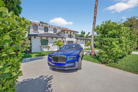 House in Biscayne Park, Florida 4 bedrooms, 346.25 sq.m. № 2059063 - photo 3