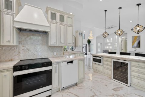 House in Biscayne Park, Florida 4 bedrooms, 346.25 sq.m. № 2059063 - photo 25