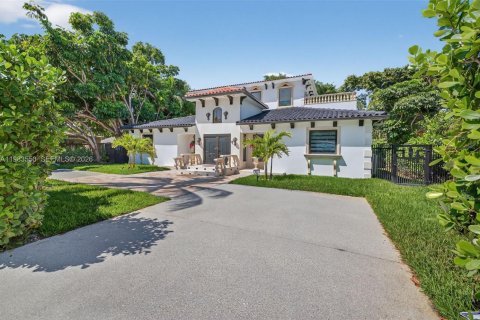 House in Biscayne Park, Florida 4 bedrooms, 346.25 sq.m. № 2059063 - photo 7