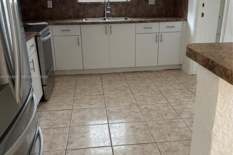 House in Miami, Florida 4 bedrooms, 156.26 sq.m. № 2009313 - photo 13