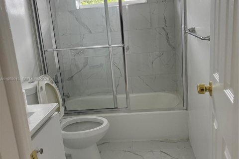 House in Miami, Florida 4 bedrooms, 156.26 sq.m. № 2009313 - photo 7