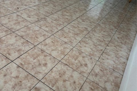 House in Miami, Florida 4 bedrooms, 156.26 sq.m. № 2009313 - photo 5