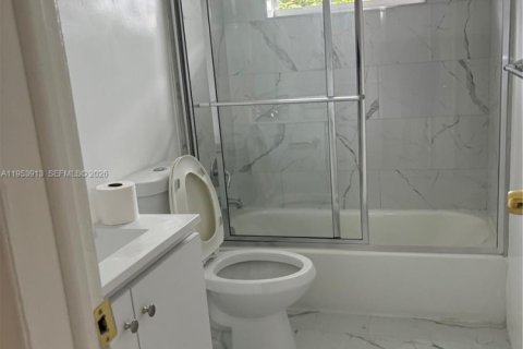 House in Miami, Florida 4 bedrooms, 156.26 sq.m. № 2009313 - photo 9