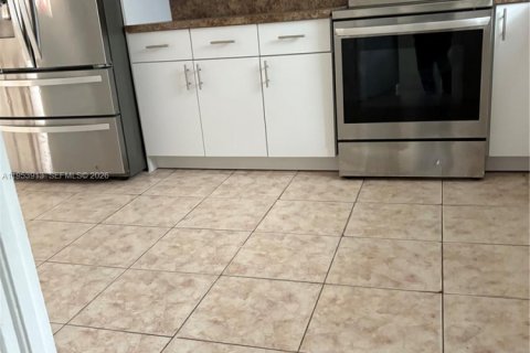 House in Miami, Florida 4 bedrooms, 156.26 sq.m. № 2009313 - photo 14