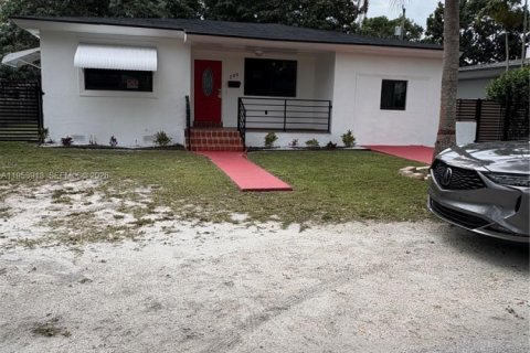 House in Miami, Florida 4 bedrooms, 156.26 sq.m. № 2009313 - photo 2