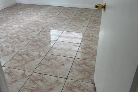 House in Miami, Florida 4 bedrooms, 156.26 sq.m. № 2009313 - photo 12