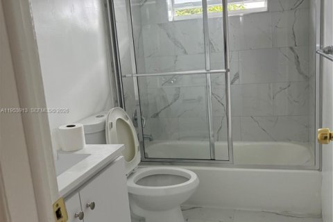 House in Miami, Florida 4 bedrooms, 156.26 sq.m. № 2009313 - photo 10